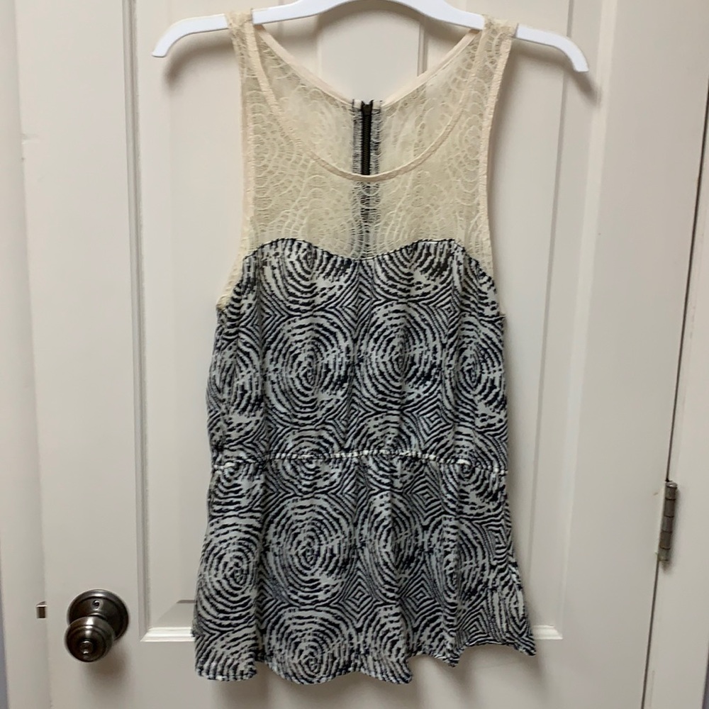 💥 $5 if bundled Large Top Lace & Zips in back Elastic at waist looks flattering